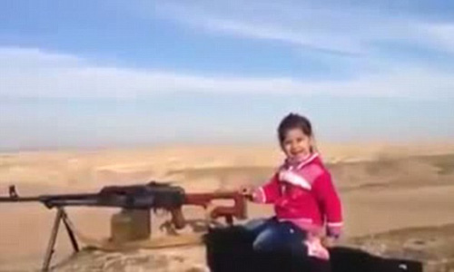 Em bé mặc áo hồng bắn súng máy khoe diệt được 400 phiến quân IS
