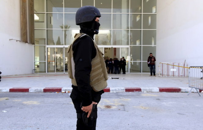 Cảnh sát đứng canh gác bên ngoài bảo tàng Bardo ở thành phố Tunis ngày 19-3 