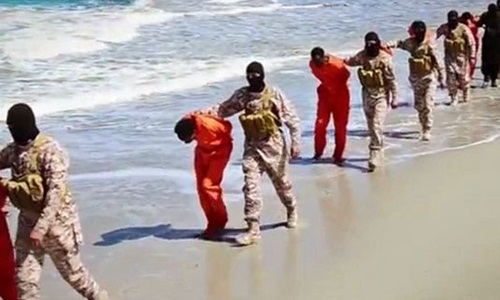 Khủng bố IS dẫn một nhóm người ra biển để hành quyết