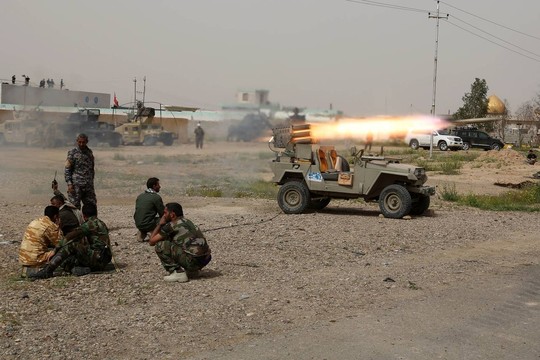Các tay súng người Shiite bắn rốc két chống lại IS tại TP Tikrit