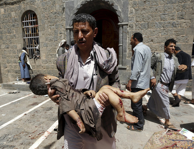 Thi thể một bé trai được đưa ra khỏi đền thờ bị đánh bom ở Sanaa