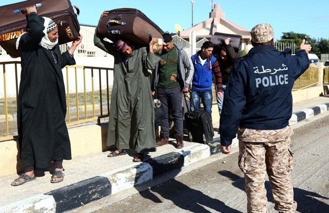 Lo sợ bị khủng bố IS chặt đầu, hàng ngàn người Ai Cập trốn khỏi Libya
