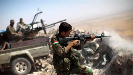 Lực lượng người Kurd chiến đấu chống lại phiến quân IS tại một vị trí gần Mosul