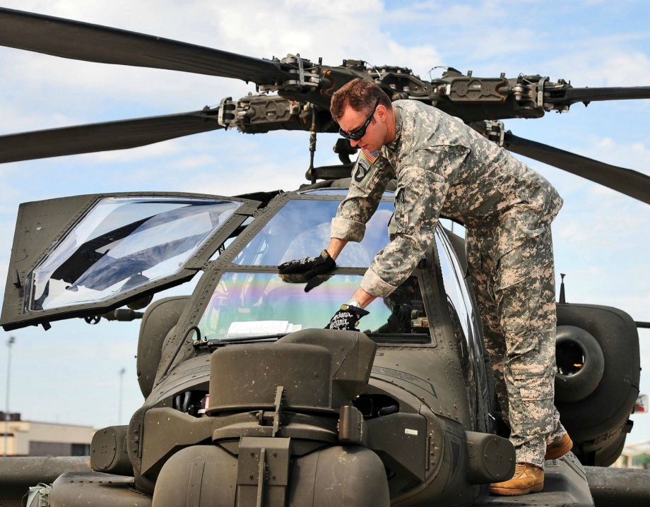 Máy bay trực thăng tấn công AH-64D Apache của Lục quân Mỹ.