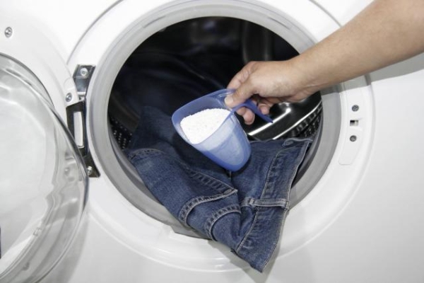 Hạn chế giặt bằng máy giặt là mẹo giúp quần jean không phai màu