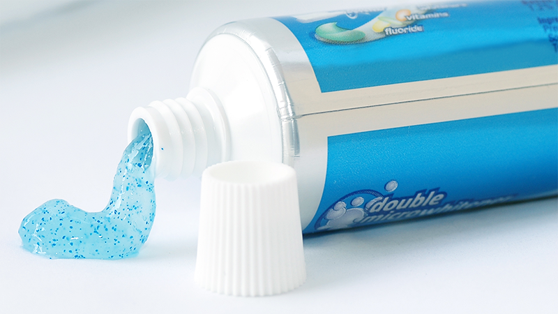 Mẹo vặt gia đình hữu ích từ kem đánh răng đó là giúp loại bỏ vết bẩn trên quần áo