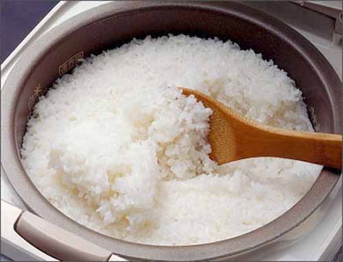 Mẹo vặt gia đình giúp chữa cơm sống là dùng rượu Mẹo vặt gia đình giúp chữa cơm sống là dùng rượu