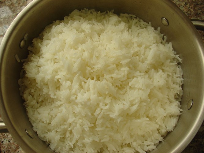 Với cơm khô cứng, chọc nhiều lỗ và cho thêm nước ấm vào Với cơm khô cứng, chọc nhiều lỗ và cho thêm nước ấm vào