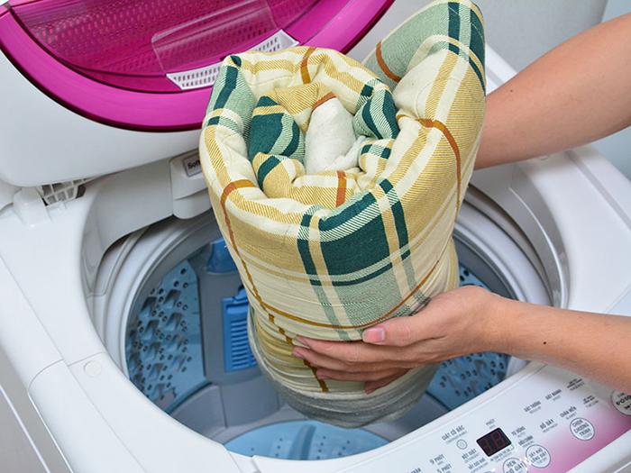 Giặt ga trải giường để loại bỏ các vi khuẩn và bụi bẩn