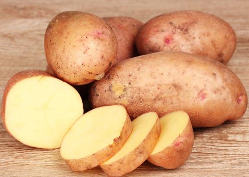 Mẹo vặt gia đình hay giúp tránh hơi cay khi thái ớt là sử dụng khoai tây