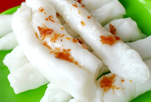 Một trong những món ăn đặc sản nơi xứ Nghệ phải kể tới là món bánh mướt trắng mềm