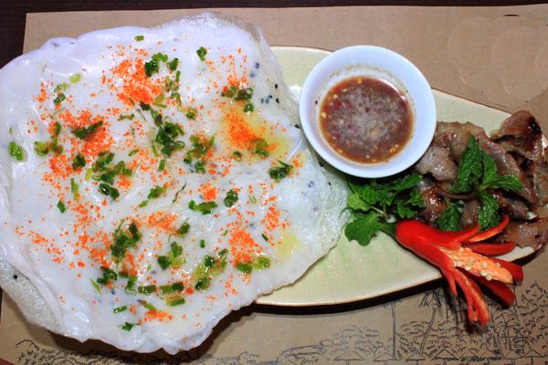Bánh ướt là món ăn dân giã mà thu hút khách du lịch ở Nha Trang