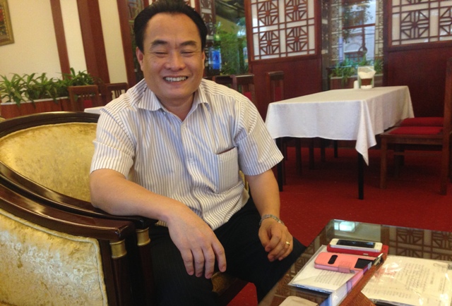 Ông Trần Đức Trung - Giám đốc Trung tâm hỗ trợ người nghèo trong phát triển nông thôn mới trong cuộc trao đổi ngày 10/11 với PV VietnamNet về những nghi vấn xảy ra tại Trung tâm này. Ảnh: Thái Bình