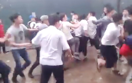 Hình ảnh trận hỗn chiến của hàng chục học sinh trường THCS Phúc Diễn (quận Bắc Từ Liêm, Hà Nội)