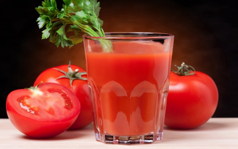 Nước ép cà chua còn giúp bảo vệ tim mạch và làn da mẫn cảm của bé