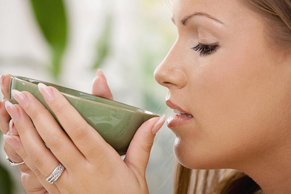 Uống một ly nước ấm vào mỗi buổi sáng là phương pháp detox thanh lọc cơ thể hữu hiệu