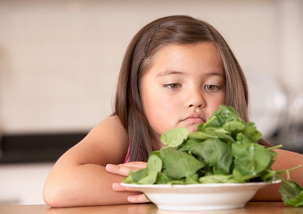 Bổ sung nhiều cải bó xôi trong chế độ ăn là một trong những sai lầm khi cho trẻ ăn rau xanh
