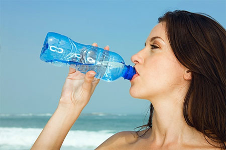 Uống nhiều nước, ăn các loại thức ăn thanh mát để phòng tránh tình trạng say nắng, say nóng vào mùa hè
