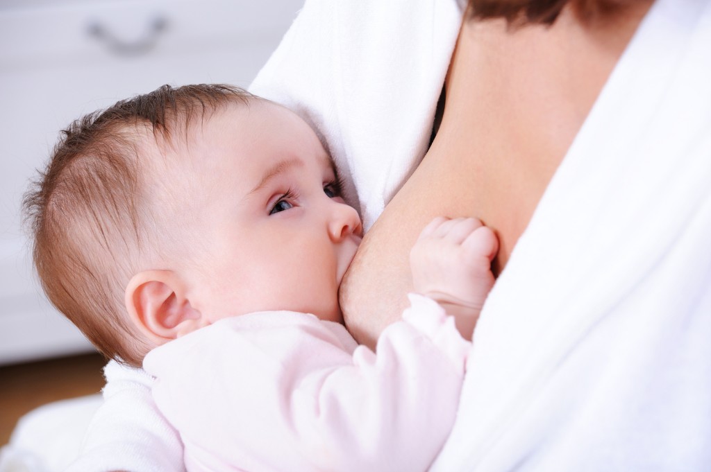 Sữa mẹ có thể chứa các hóa chất độc hại gây phá vỡ nội tiết, ảnh hưởng đến sức khỏe sinh sản của trẻ