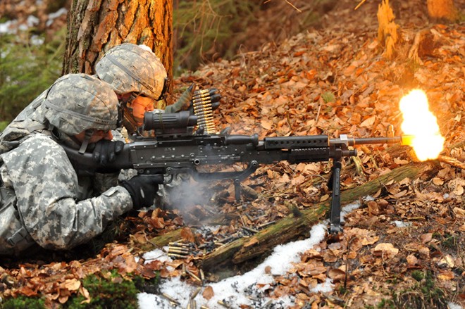 M240 là súng máy bắn liên thanh, sử dụng băng đạn dây.