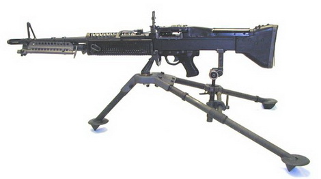 Súng máy M60 nặng khoảng 17kg nếu có 3 chân với tốc độ bắn 550 viên/ phút.