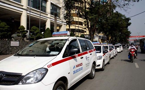 Tin tức mới cập nhật ngày 31/1/2015 cho biết đã có hàng trăm hãng taxi đồng loạt giảm giá cước trên cả nước