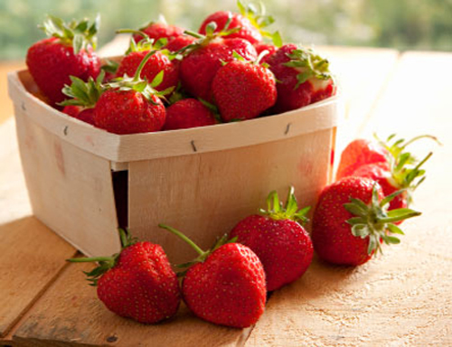 Tẩy trắng răng hiệu quả với baking soda và dâu tây Tẩy trắng răng hiệu quả với baking soda và dâu tây