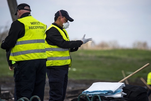 Các nhân viên pháp y làm việc tại hiện trường thảm kịch MH17 ở miền đông Ukraine