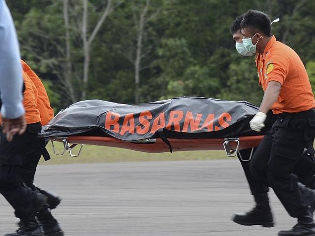Tin tức mới cập nhật 24h ngày 19/1/2015: Đã tìm thấy 53 thi thể, nhận dạng 45 người vụ máy bay QZ8501