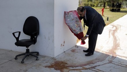 Ông Souheil Alouini, một thành viên quốc hội đặt hoa tưởng niệm tại hiện trường vụ xả súng