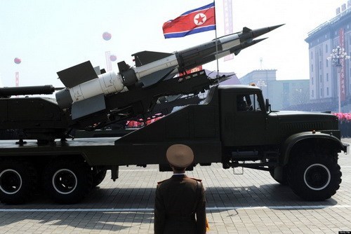 Tên lửa của Triều Tiên xuất hiện trong một cuộc duyệt binh ở thủ đô Bình Nhưỡng