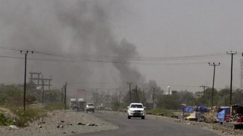 Khói bốc lên từ tòa nhà chính quyền thành phố Al-Houta, thủ phủ tỉnh Lahej, miền nam Yemen vào ngày 21.3