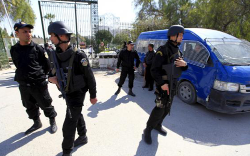 Cảnh sát Tunisia canh gác bên ngoài bảo tàng Bardo ở Tunis