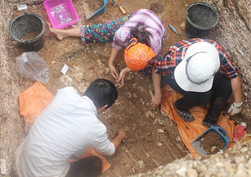 Tin tức mới cập nhật 24h ngày 21/4/2015 đưa tin phát hiện 3 bộ xương người Việt cổ niên đại gần 5.000 năm ở Hà Tĩnh