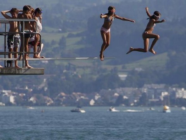 Thanh thiếu niên nhảy xuống hồ Zurich vào một ngày Hè nắng nóng