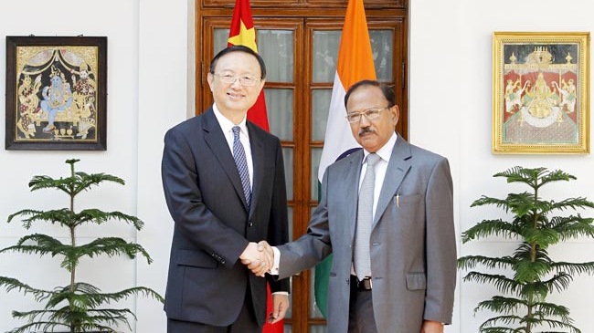 Cố vấn an ninh quốc gia Ấn Độ Ajit Doval (phải) đón tiếp Ủy viên Quốc vụ Trung Quốc Dương Khiết Trì