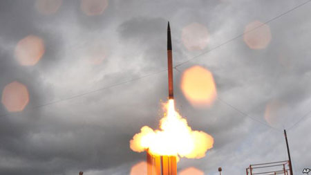 Tên lửa THAAD được phóng đi từ một bệ phóng di động tại Căn cứ tên lửa Thái Bình Dương trên đảo Kauai, Hawaii
