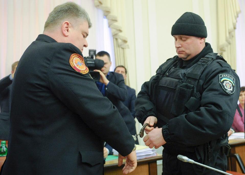 Cảnh sát còng tay ông Sergiy Bochkovsky trong cuộc họp nội các được truyền hình trực tiếp hôm 25/3