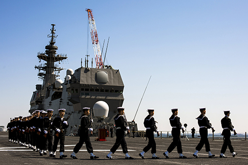 Binh sĩ Nhật Bản trong lễ tiếp nhận tàu Izumo ở Yokohama hôm qua