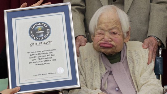 Cụ bà Misao Okawa nhận kỷ lục Guinness năm 2013 về lớn tuổi nhất thế giới