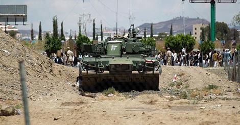 Xe tăng của Houthi án ngữ bên ngoài Dinh tổng thống ở thành phố Aden