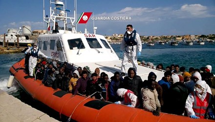 Những người di cư được đưa tới đảo Lampedusa