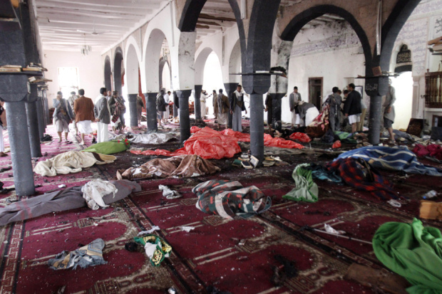 Một nhà thờ tại Sanaa tan hoang sau vụ đánh bom của IS
