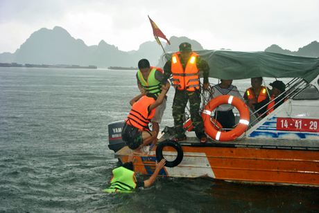 Nhân viên Vietnam MRCC cứu hộ ngư dân khi tàu Trung Quốc quần thảo gần đó
