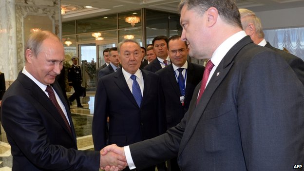 Tình hình Ukraine mới nhất: Tổng thống Nga và Tổng thống Ukraine bắt tay trước thỏa thuận ở Minsk