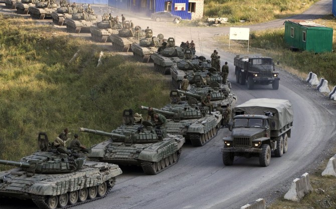 Tình hình Ukraine mới nhất: Phe ly khai di chuyển xe tăng, vũ khí và binh lính đến gần khu vực chiến tuyến