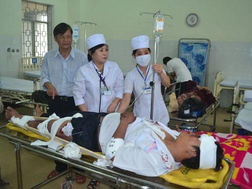 Tin tức mới cập nhật 24h hôm nay cho biết xe cứu thương và xe tải đâm nhau khiến 7 người bị thương nặng ở Đà Nẵng
