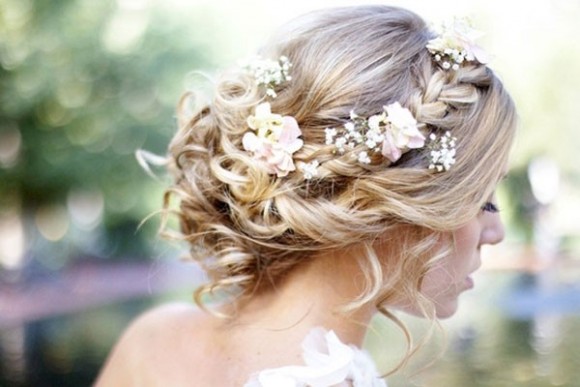 Tóc cô dâu quyến rũ với kiểu tóc búi thấp có hoa
