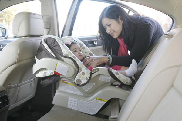 Trẻ em có thể gặp nguy hiểm, thậm chí tử vong khi ngủ trên ghế ngồi xe hơi hay túi địu