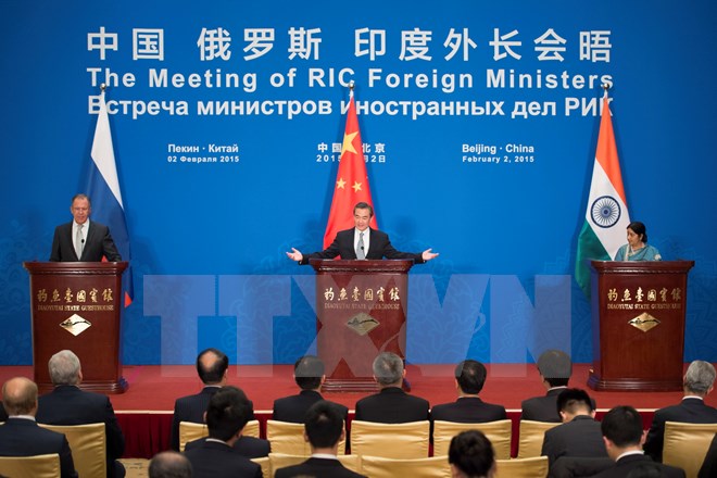 Ngoại trưởng Trung Quốc Vương Nghị (giữa), Ngoại trưởng Nga Sergei Lavrov (trái) và Ngoại trưởng Ấn Độ Sushma Swaraj trong cuộc họp báo chung sau hội nghị